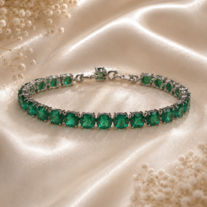 Pulseiras são acessórios que causam destaque em toda composição! Modelos como esse são versáteis e ficam lindíssimos quando usado sozinhos, com braceletes, ou até mesmo com outros modelos de pulseiras mais minimalista. Pulseira texturizado e liso é maravilhoso! Use em ocasiões especiais ou até mesmo em seu dia a dia e arrase na composição.
