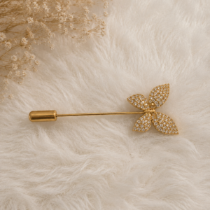 Charmoso e sofisticado, o Broche Borboleta Cristal Dourado combina brilho e elegância em um design moderno e delicado. Com destaque nos cravejados lapidados, a peça transmite personalidade e um toque fashion ao visual.