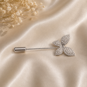 Charmoso e sofisticado, o Broche Borboleta Cristal Dourado combina brilho e elegância em um design moderno e delicado. Com destaque nos cravejados lapidados, a peça transmite personalidade e um toque fashion ao visual.