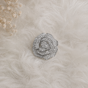Charmoso e sofisticado, o Broche em forma de Rosa no Cristal Dourado combina brilho e elegância em um design moderno e delicado. Com destaque nos cravejados lapidados, a peça transmite personalidade e um toque fashion ao visual.