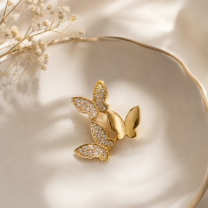 Charmoso e sofisticado, o Broche de Trio de Borboletas no Cristal Dourado combina brilho e elegância em um design moderno e delicado. Com destaque nos cravejados lapidados, a peça transmite personalidade e um toque fashion ao visual.