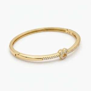 Braceletes são acessórios que causam destaque em toda composição! Modelos como esse são versáteis e ficam lindíssimos quando usado sozinhos, com pulseiras, ou até mesmo com outros modelos de braceletes mais minimalista. Bracelete texturizado e liso é maravilhoso! Use em ocasiões especiais ou até mesmo em seu dia a dia e arrase na composição.