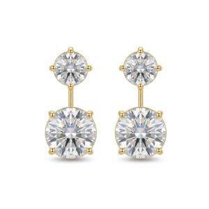 O Design Ear Jacket e a Modernidade do Brilho em Camadas Para as mulheres contemporâneas que buscam um acessório inovador, refinado e com forte impacto visual, o nosso Brinco Ear Jacket Zircônia Cristal com Banho em Outo 18k é a escolha perfeita. Conhecido por sua estrutura versátil, este modelo destaca um clássico ponto de luz redondo no lóbulo, de onde se conecta o pêndulo por trás da orelha sustentando uma zircônia central maior e imponente. O banho em Ouro 18k confere um acabamento de alto polimento espelhado, fazendo com que as pedras transparentes pulsem com a máxima luminosidade.