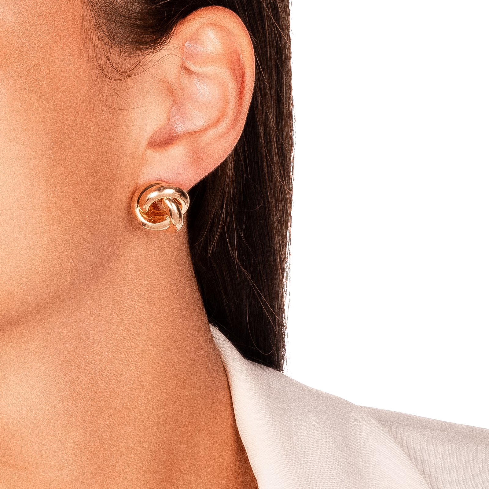 Adorne-se com a beleza divina do nosso Brinco em Forma de Nó da Autenza Semijoias. Este brinco é uma verdadeira obra-prima de elegância e sofisticação. Seja para um evento especial ou para elevar o seu visual cotidiano, este brinco adiciona um toque de refinamento e charme. Fabricado com materiais de alta qualidade e um acabamento impecável, este acessório é uma escolha perfeita para quem busca estilo e qualidade. Deixe sua beleza brilhar com Autenza Semijoias.
