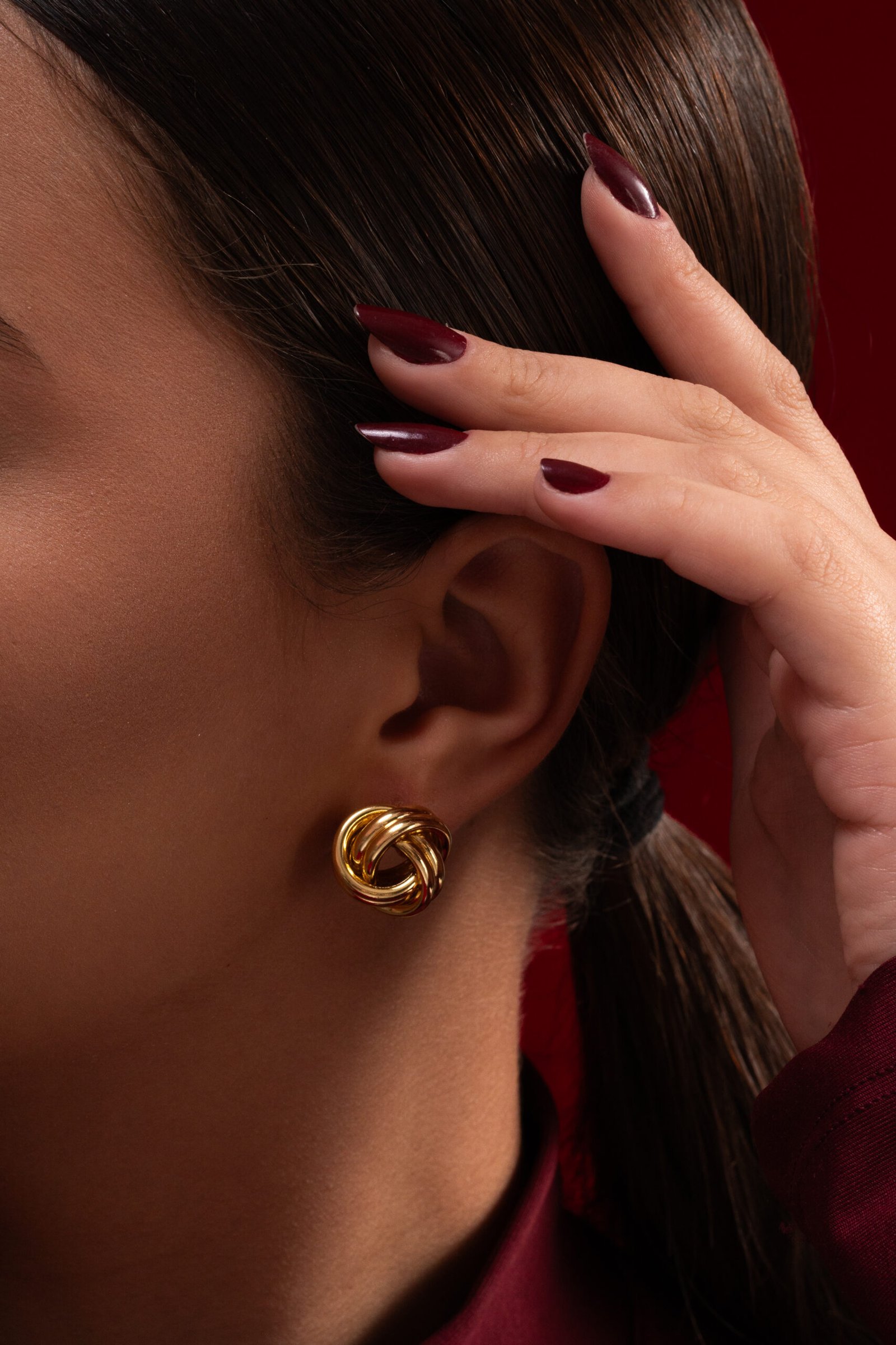 Adorne-se com a beleza divina do nosso Brinco em Forma de Nó da Autenza Semijoias. Este brinco é uma verdadeira obra-prima de elegância e sofisticação. Seja para um evento especial ou para elevar o seu visual cotidiano, este brinco adiciona um toque de refinamento e charme. Fabricado com materiais de alta qualidade e um acabamento impecável, este acessório é uma escolha perfeita para quem busca estilo e qualidade. Deixe sua beleza brilhar com Autenza Semijoias.