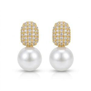 O Brinco com Pérola Grande e Topo Cravejado de Zircônoias no Cristal, traz sofisticação em cada detalhe, folheado em ouro 18K para valorizar o visual com delicadeza e brilho marcante. Seja para um look diário ou para um evento especial, esse Brinco se torna sofisticado e vai elevar seu estilo com charme e modernidade.
