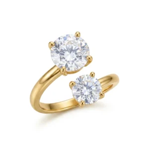 Cada anel é cuidadosamente cravejado com zircônias, garantindo um brilho intenso e um toque de glamour a qualquer visual. Com seu design único, torna-se uma opção prática e sofisticada para todas as ocasiões. Use-os sozinhos para um look minimalista ou combine-os para criar uma tendência ousada e cheia de estilo!
