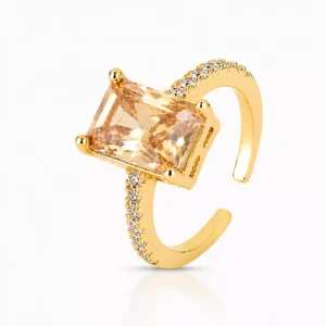 Anel de cristal retangular champanhe, banhado em Ouro 18k e finalizado com Verniz Diamond.