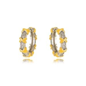 Brinco Argola Bicolor Clássica com toque moderno e brilho do banho de outro 18k – o Brinco de Argola Fechada Orgânica cravejado de zircônias, inspiração alta joalheria traz um design fluido e sofisticado, perfeito para destacar o rosto com elegância.