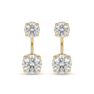 O Design Ear Jacket e a Modernidade do Brilho em Camadas Para as mulheres contemporâneas que buscam um acessório inovador, refinado e com forte impacto visual, o nosso Brinco Ear Jacket Zircônia Cristal com Banho em Outo 18k é a escolha perfeita. Conhecido por sua estrutura versátil, este modelo destaca um clássico ponto de luz redondo no lóbulo, de onde se conecta o pêndulo por trás da orelha sustentando uma zircônia central maior e imponente. O banho em Ouro 18k confere um acabamento de alto polimento espelhado, fazendo com que as pedras transparentes pulsem com a máxima luminosidade.