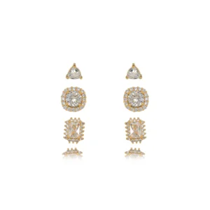 O Trio de brincos com banho em ouro 18k é um conjunto elegante e versátil, perfeito para quem ama acessórios delicados e modernos. Com três tamanhos diferentes, permitem criar um mix de brincos harmonioso, valorizando a orelha com brilho e sofisticação.Este mix de brincos é perfeito para ocasiões especiais ou para dar um toque refinado ao seu visual diário.