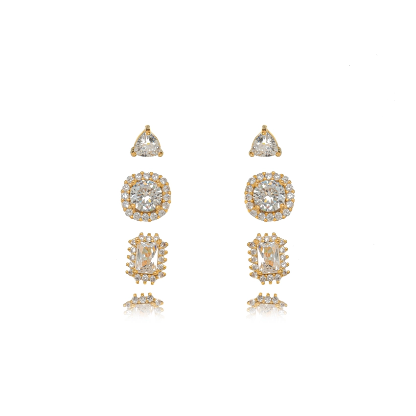 O Trio de brincos com banho em ouro 18k é um conjunto elegante e versátil, perfeito para quem ama acessórios delicados e modernos. Com três tamanhos diferentes, permitem criar um mix de brincos harmonioso, valorizando a orelha com brilho e sofisticação.Este mix de brincos é perfeito para ocasiões especiais ou para dar um toque refinado ao seu visual diário.