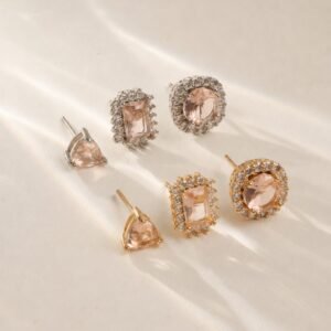 O Trio de brincos com banho em ouro 18k é um conjunto elegante e versátil, perfeito para quem ama acessórios delicados e modernos. Com três tamanhos diferentes, permitem criar um mix de brincos harmonioso, valorizando a orelha com brilho e sofisticação.Este mix de brincos é perfeito para ocasiões especiais ou para dar um toque refinado ao seu visual diário.