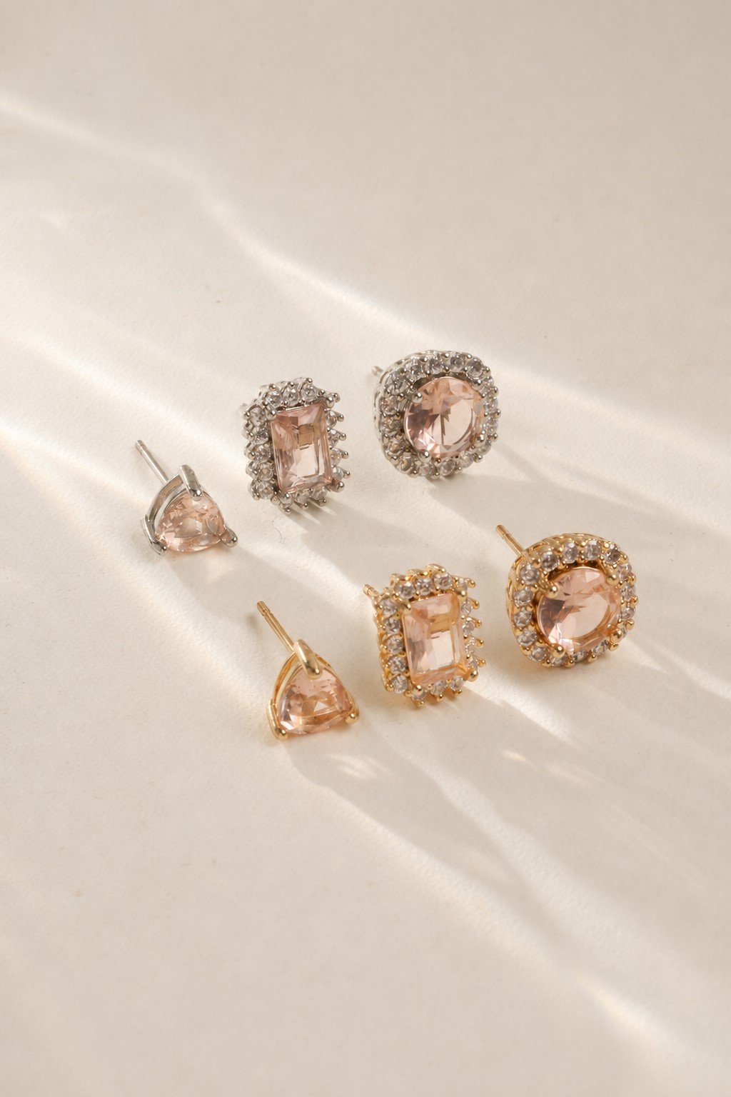 O Trio de brincos com banho em ouro 18k é um conjunto elegante e versátil, perfeito para quem ama acessórios delicados e modernos. Com três tamanhos diferentes, permitem criar um mix de brincos harmonioso, valorizando a orelha com brilho e sofisticação.Este mix de brincos é perfeito para ocasiões especiais ou para dar um toque refinado ao seu visual diário.